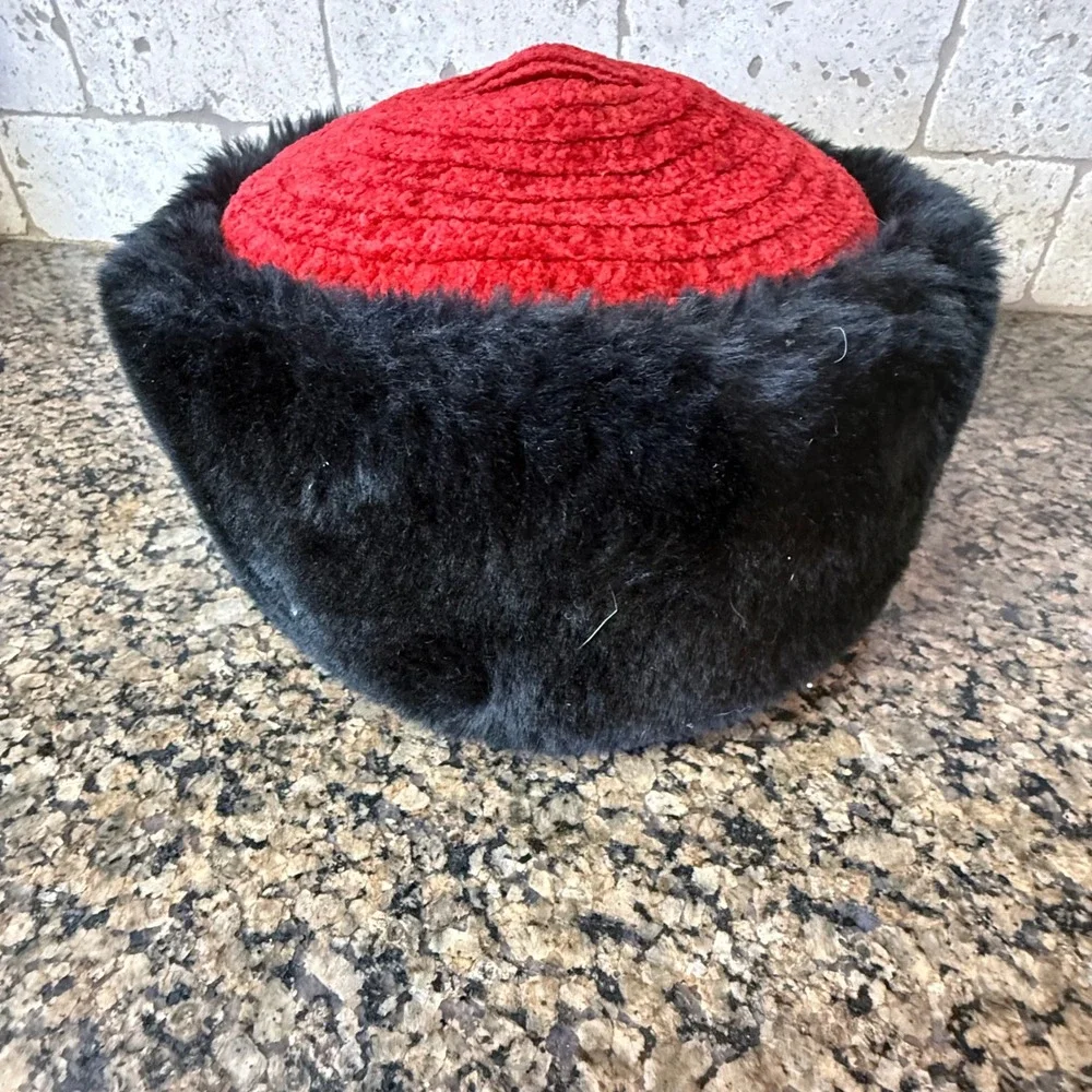 BETMAR New York Vintage Bucket Style Hat Red Chenille & Black‎ Faux Fur